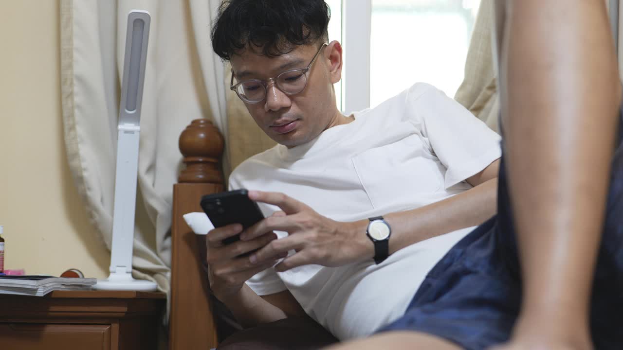 亚洲男子用智能手机挠肚子视频下载