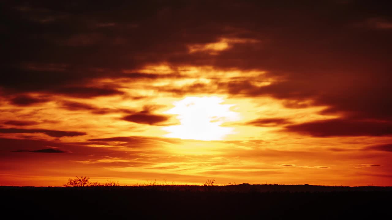 延时日落地平线上的橙色天空与戏剧性的云视频下载