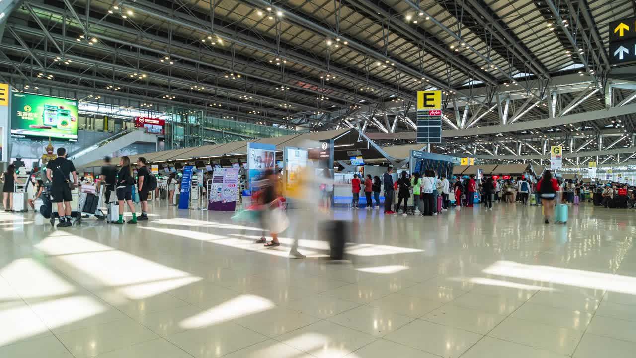 时间流逝泰国物联网智能机场度假旅游目的地，许多人忙于自助办理登机手续，准备出发视频下载