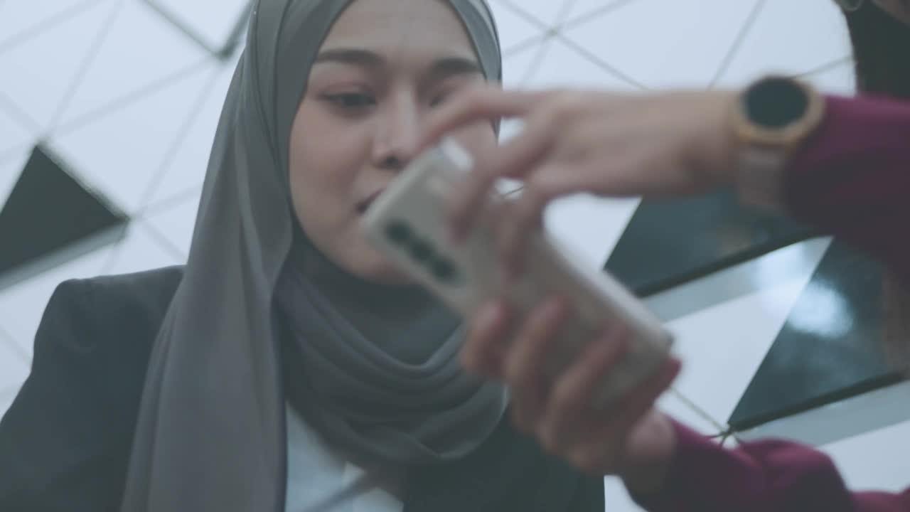 多样化的现代办公室:戴着头巾的成功年轻穆斯林女商人与经理们进行会议讨论，谈论公司发展。创意数字企业家致力于电子商务项目视频下载