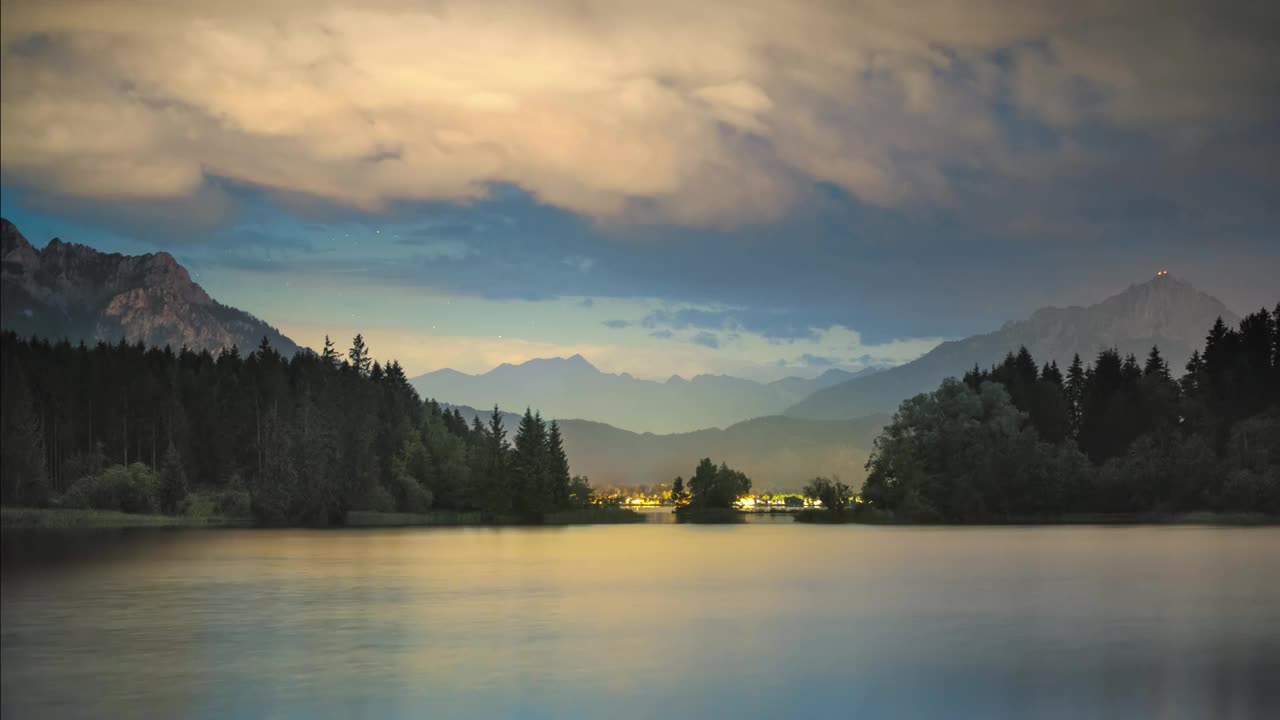 夜色中，风景优美的湖面上的云朵视频下载