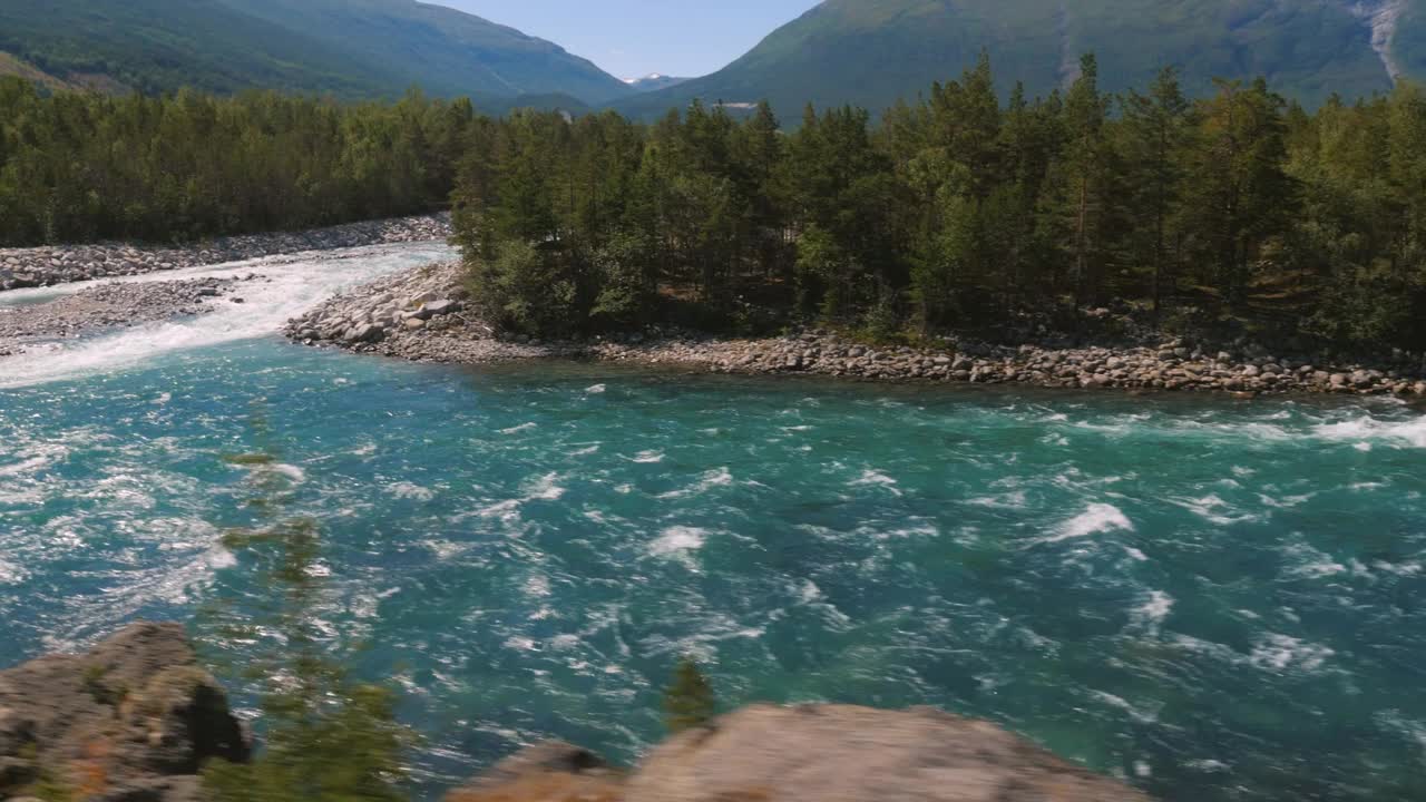 沿着挪威美丽的山川、河流和森林，透过车窗欣赏风景视频下载