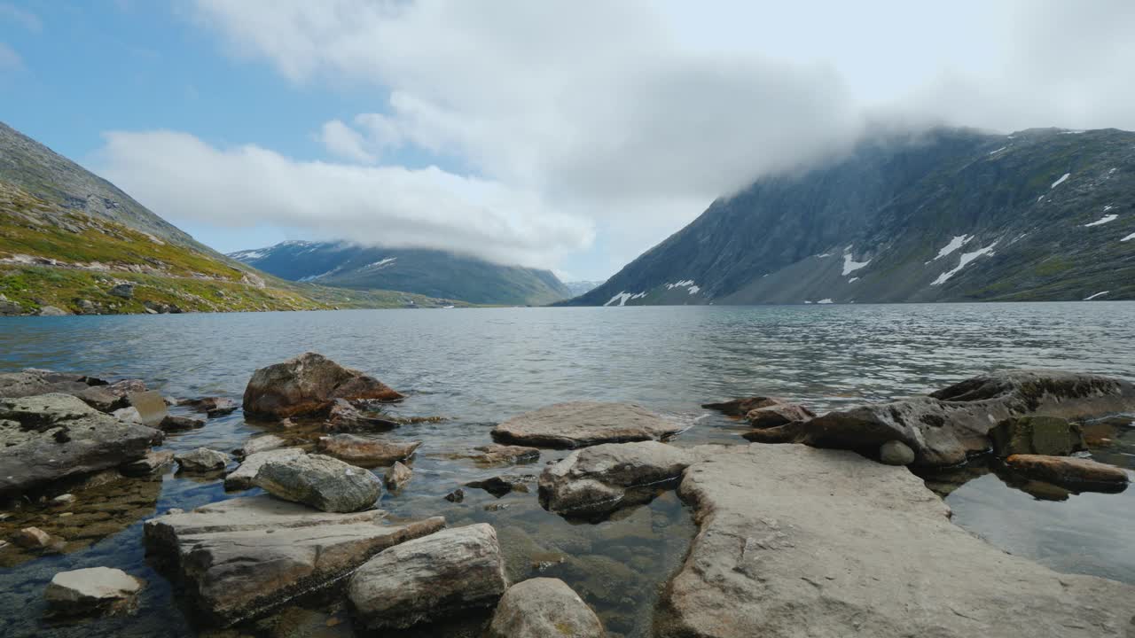 挪威风景如画的高海拔湖泊视频下载