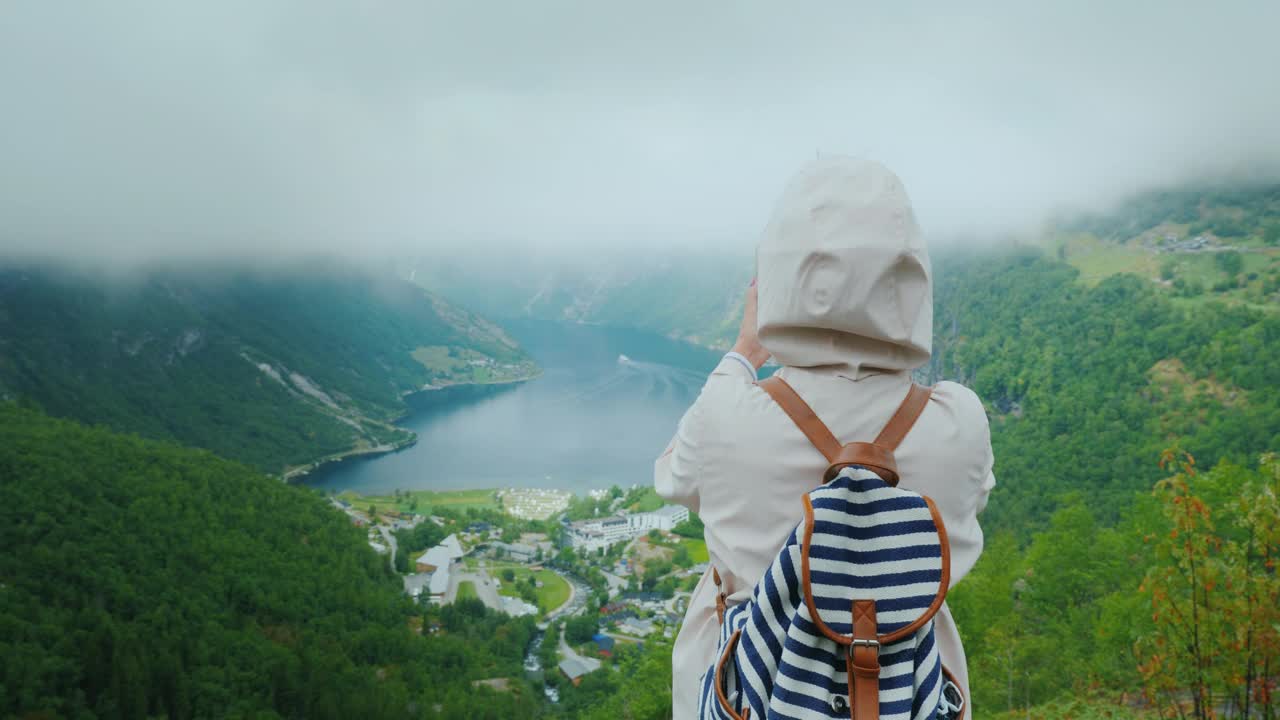 一位女旅行者拍摄了挪威峡湾的美景，这是一次斯堪的纳维亚之旅视频下载