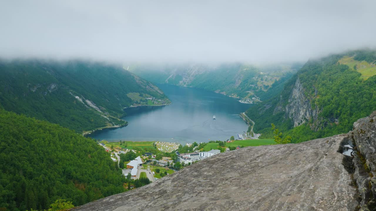 起重机从挪威著名的飞石上拍摄的景观视频下载