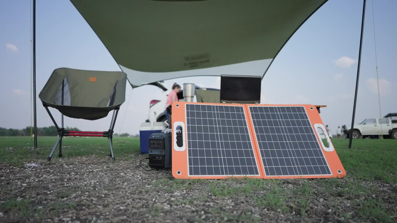 户外移动工作空间的便携式太阳能电池板视频下载