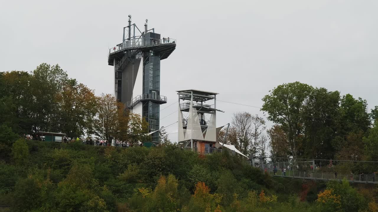 人们在德国哈茨地区的长悬索桥上。德国泰利附近的国家公园。视频下载