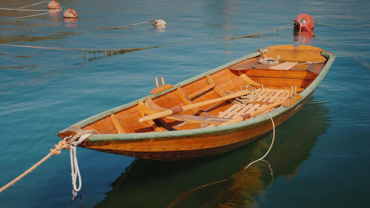 一艘新的木船停泊在近海视频下载