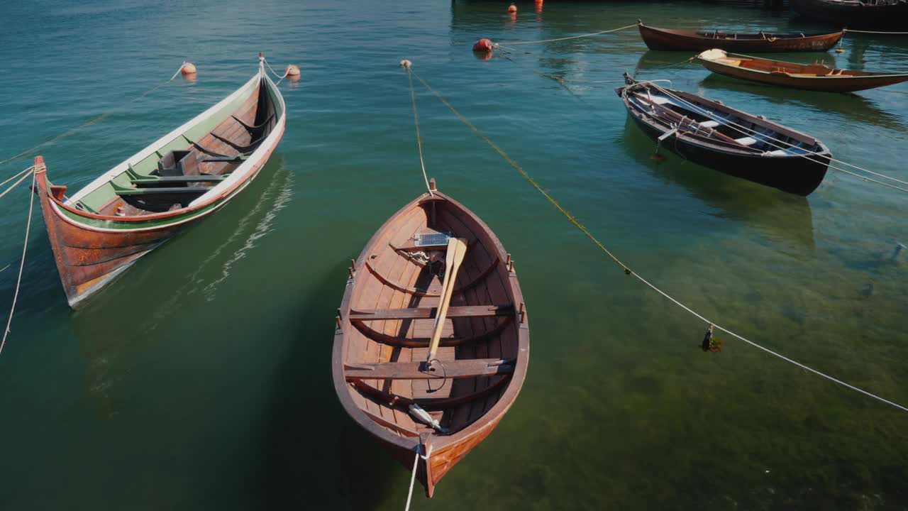 几艘木船停泊在海岸边，这是渔村宁静的风景视频下载