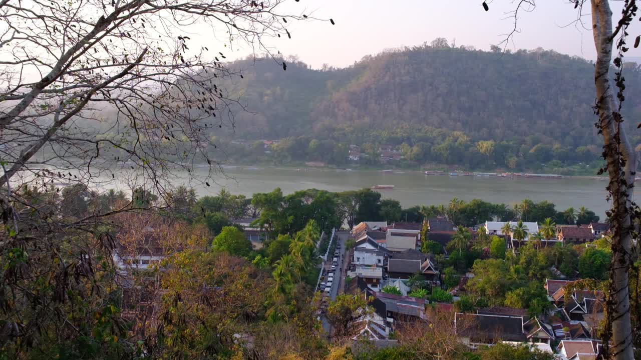 老挝琅勃拉邦和湄公河的鸟瞰图。视频下载