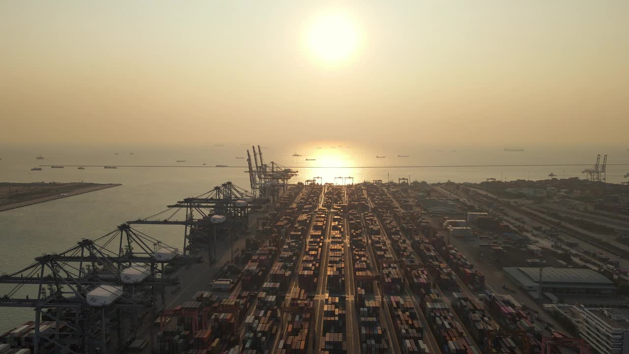 日落时分商业港口的工作起重机视频下载