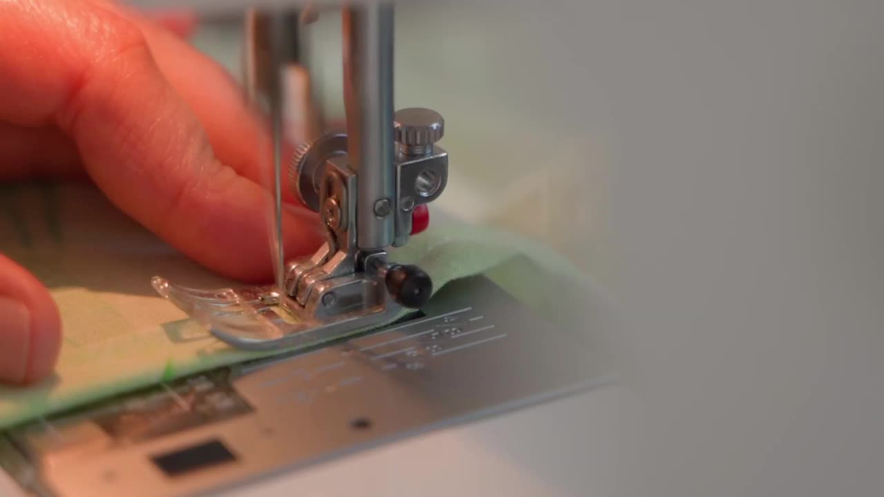 一台缝纫机用针缝布料，特写。裁缝的工作视频下载