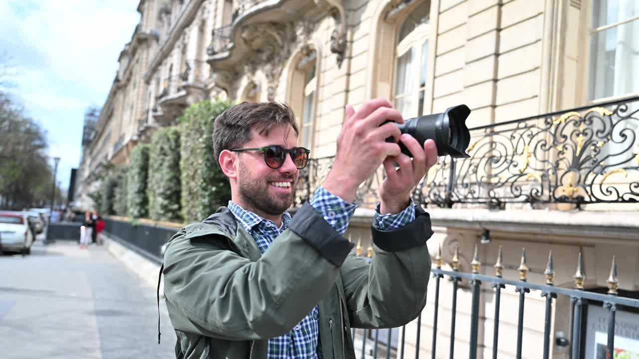 男性独自游览城市。一个人戴着墨镜在著名的街道上拍照视频下载