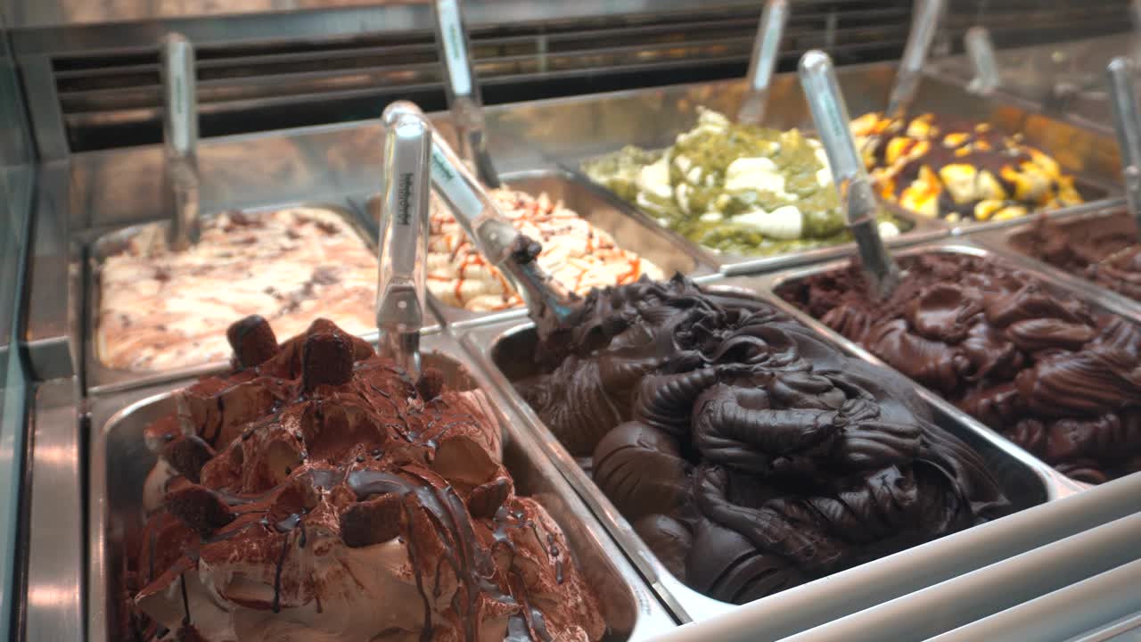 意大利冰淇淋店在佛罗伦萨出售意大利著名的标志性甜品视频下载