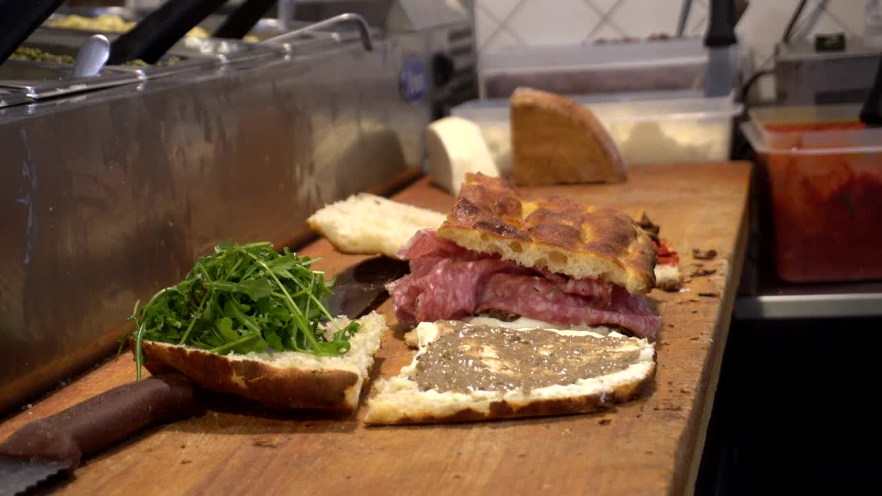现煮意大利三明治在佛罗伦萨面包萨拉米片肉蔬菜和酱视频下载