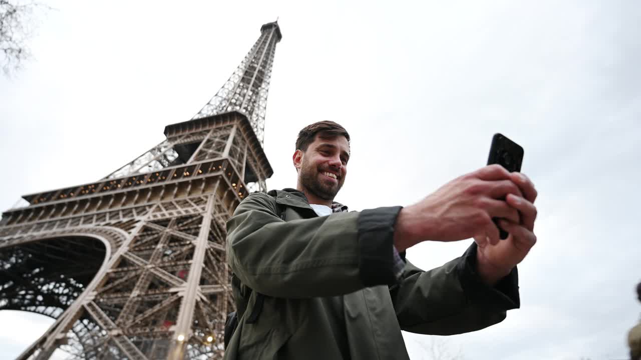 独自游览巴黎的男性游客在埃菲尔铁塔附近自拍视频下载