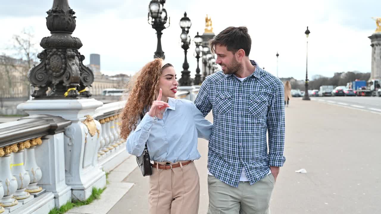 Z世代夫妇——巴黎游客，穿过亚历山大三世桥视频素材