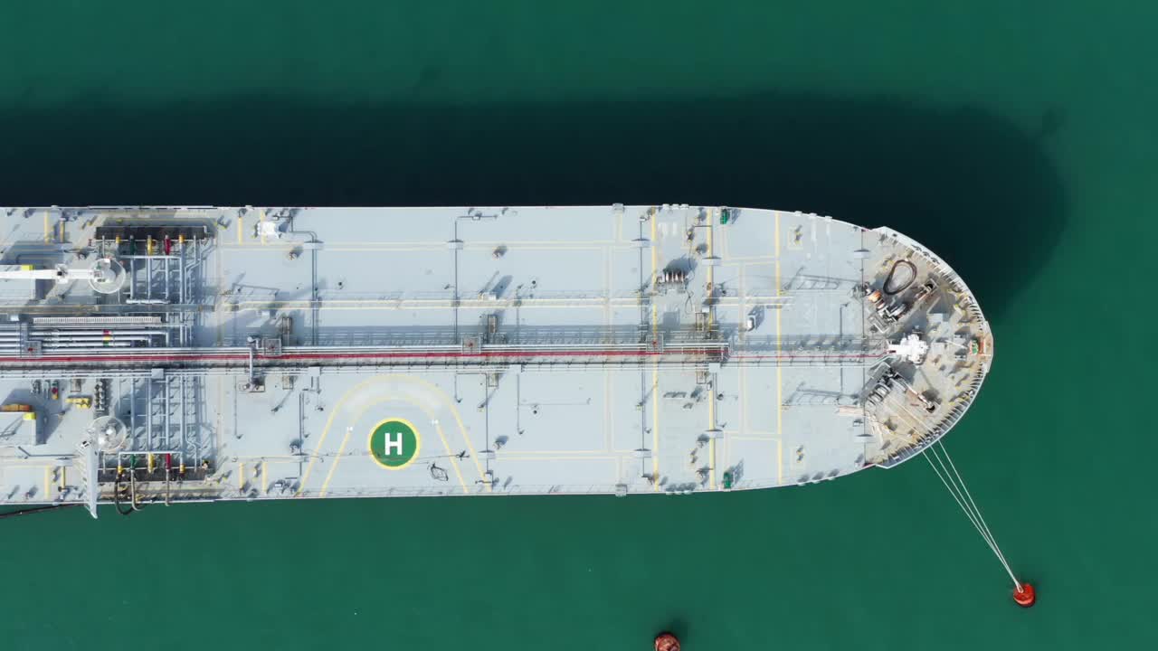 油轮停泊在石油码头，全球石油资源贸易的复杂部分，无人机鸟瞰图。工业物流配送中心视频下载