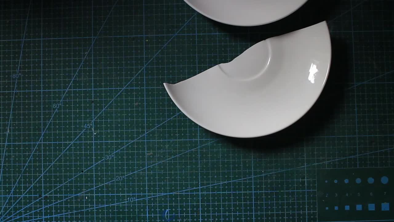 破碎的白瓷盘碎片视频下载