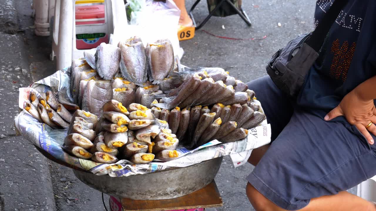 泰国街头的亚洲街头小吃。芭堤雅。视频下载