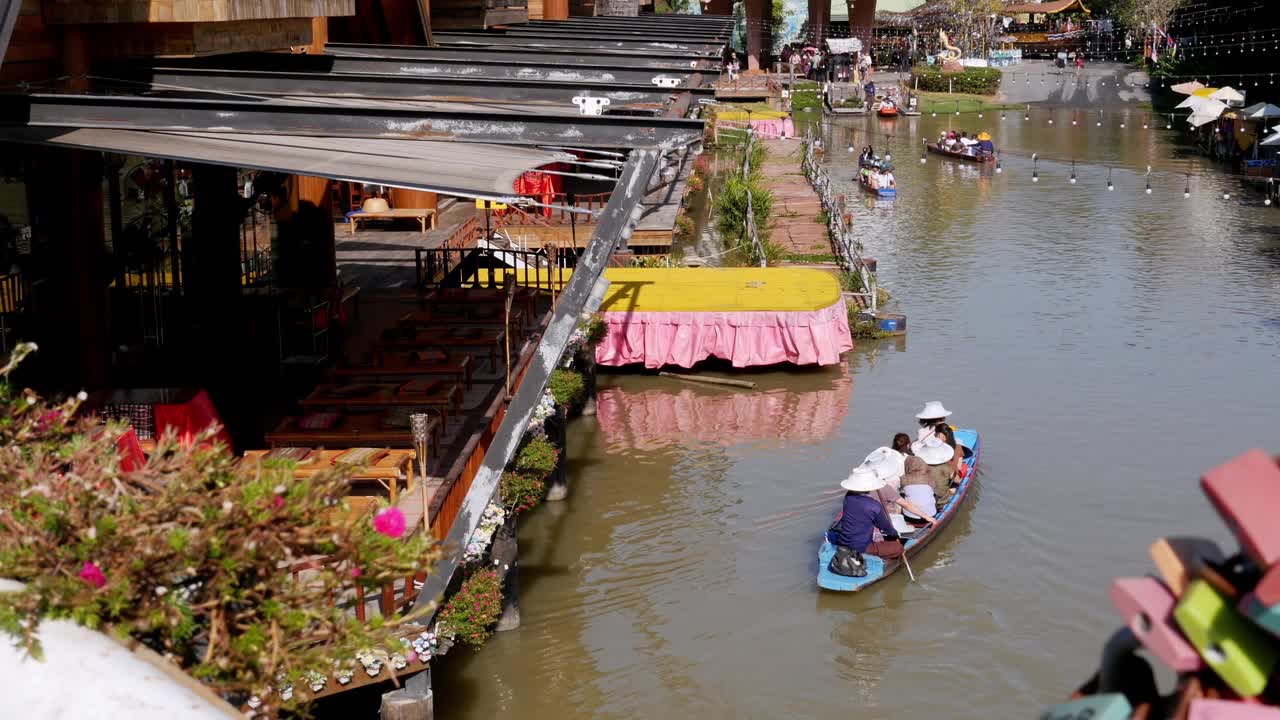 芭堤雅水上市场。沿着水面移动的小旅游木船。泰国视频下载
