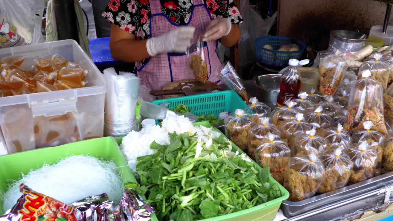 泰国街头的亚洲街头小吃。芭堤雅。视频下载