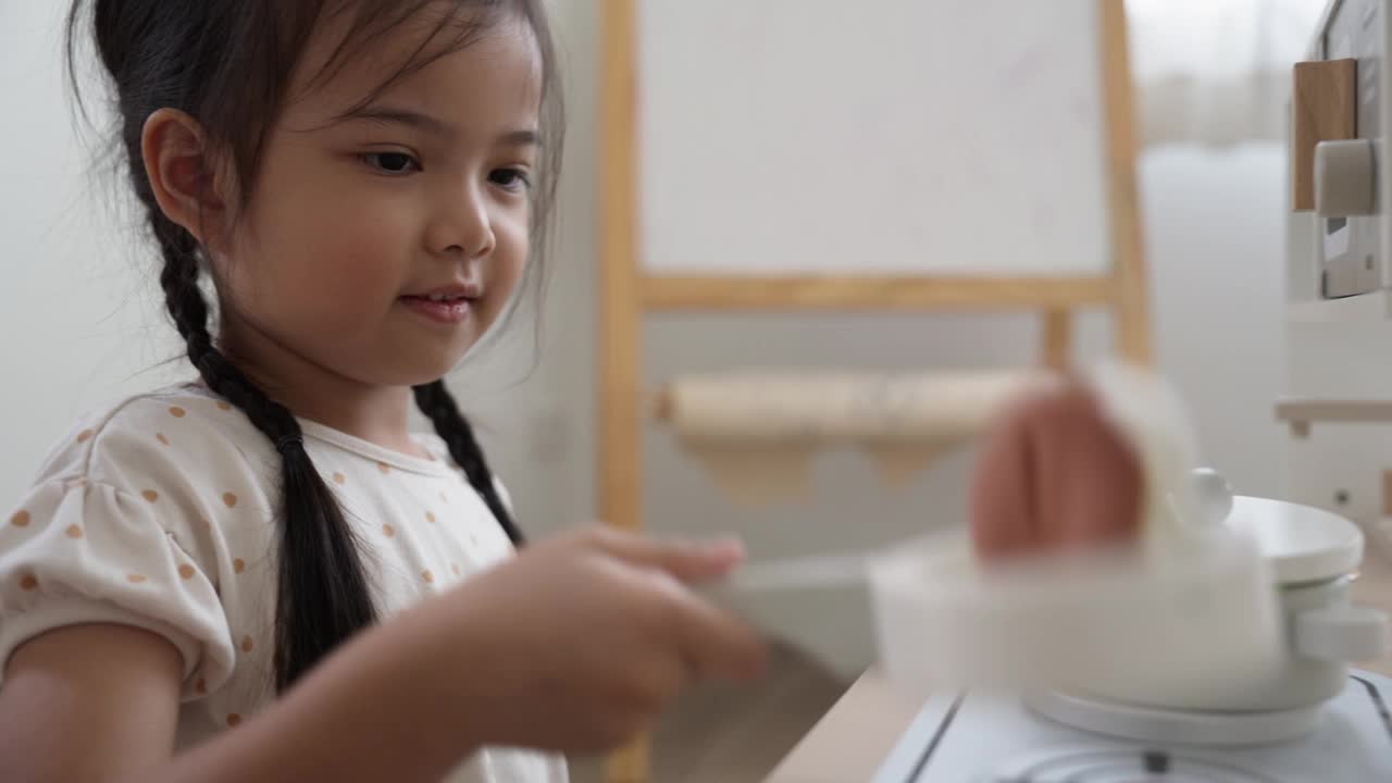 快乐的女孩扮演厨师玩厨房玩具视频下载