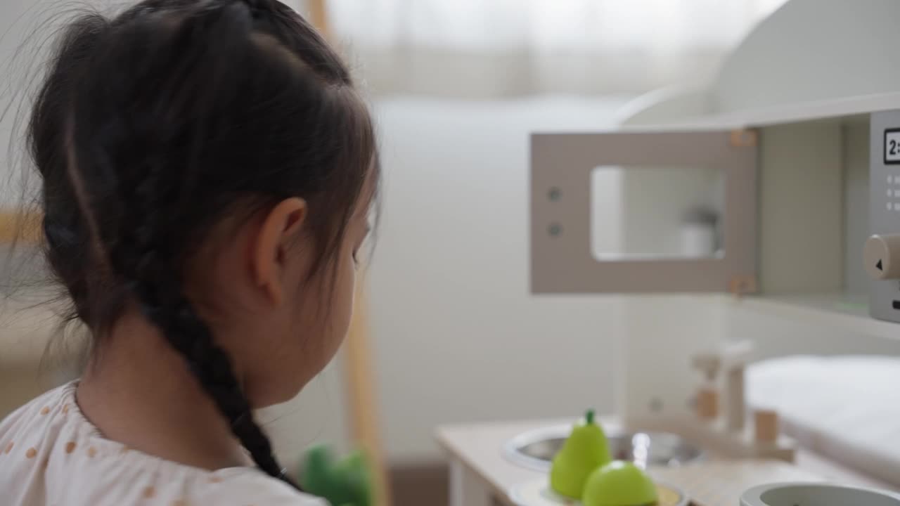 小女孩喜欢在家里玩厨房套装儿童玩具视频下载