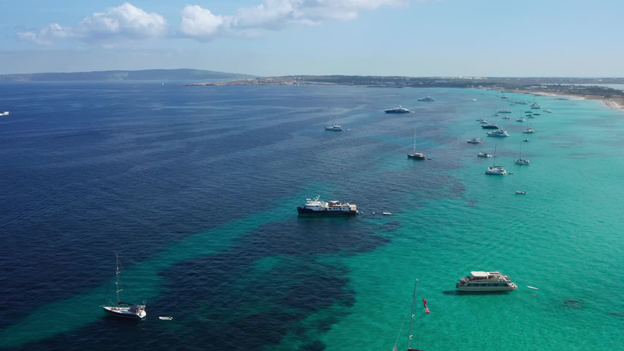 停泊在埃斯帕尔马多清澈水域的船只，福门特拉视频下载