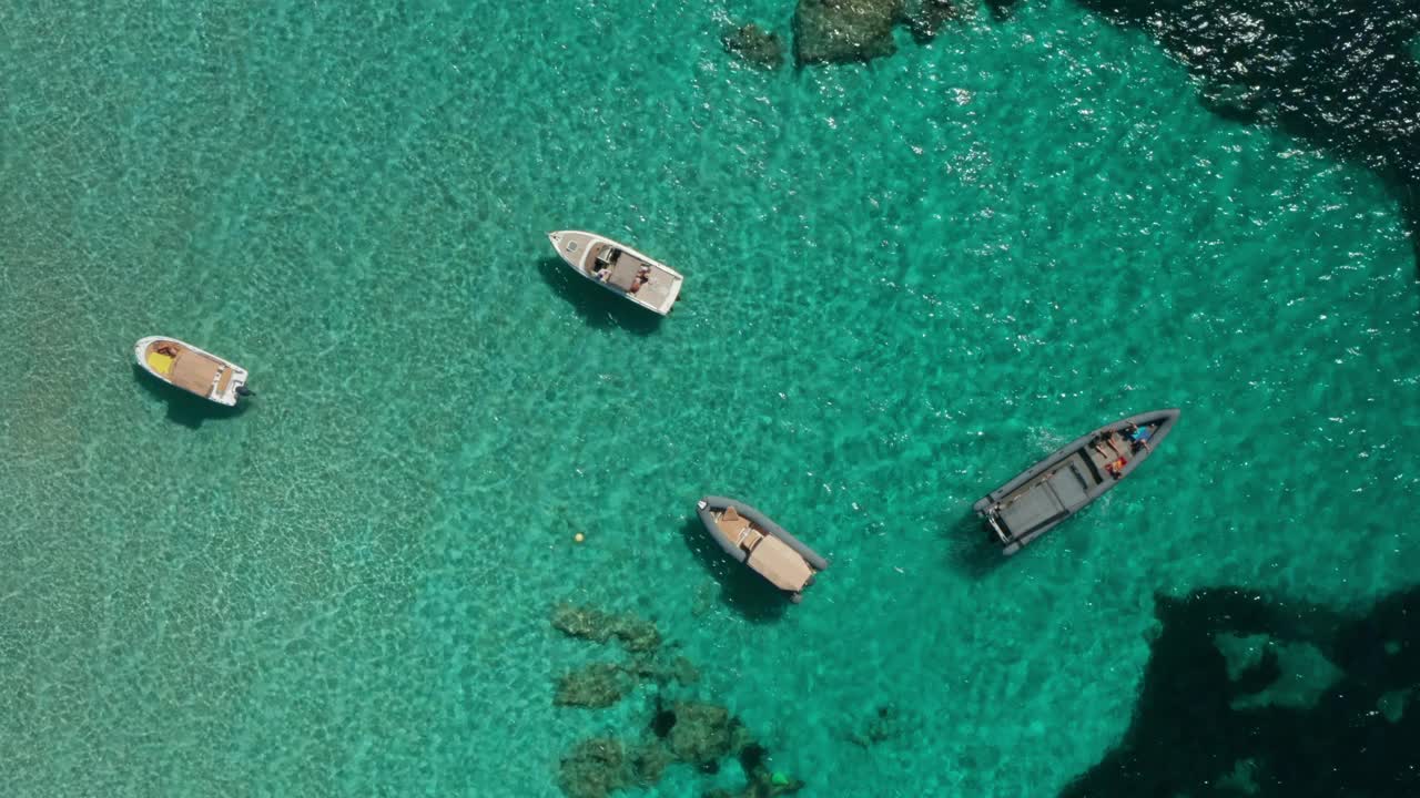 航船停泊在清澈碧蓝的海湾里视频下载