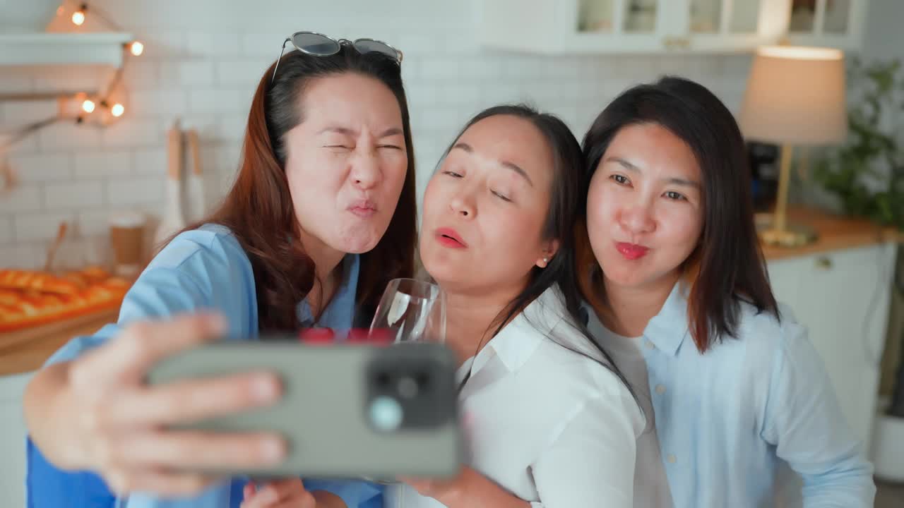有趣的智能手机视频通话和照片自拍幸福生活组亚洲成熟的成年人友谊团聚有一个伟大的聚会在家里做一个了不起的一天自拍和视频电话给朋友视频下载