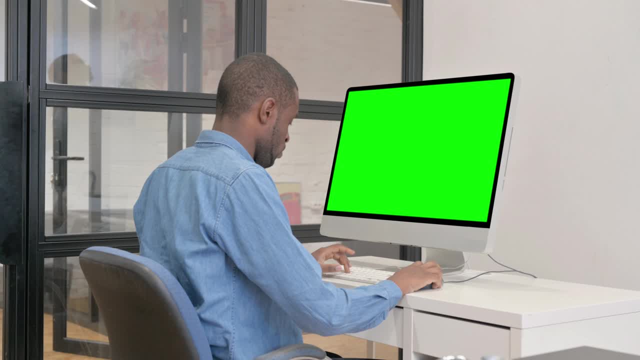 非洲人使用绿屏电脑视频下载