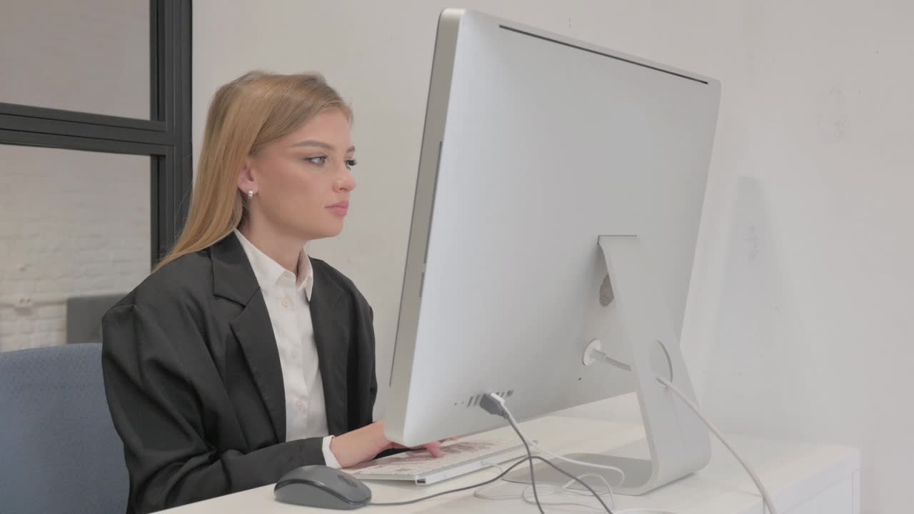 在电脑上工作的女商人的否认视频下载