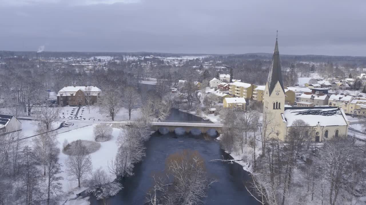 冬天，飞越瑞典村庄的河流视频下载