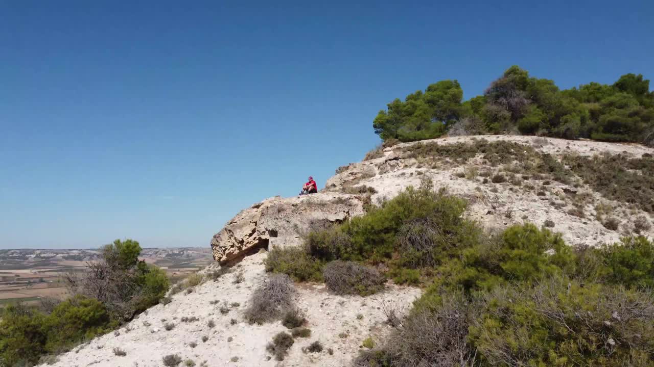 一个人在多石的山顶上凝视着大自然视频下载
