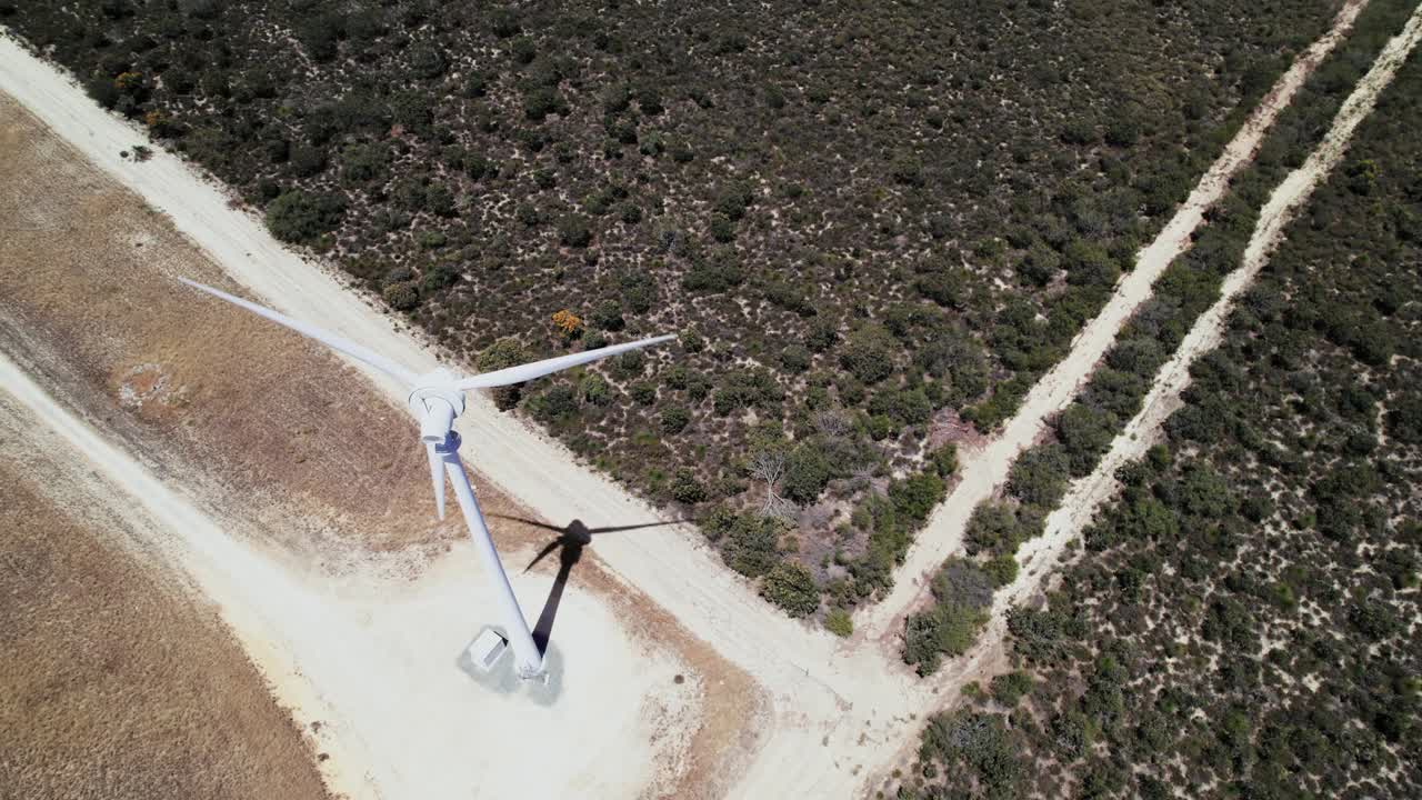 澳大利亚内陆地区的风力涡轮机。视频下载