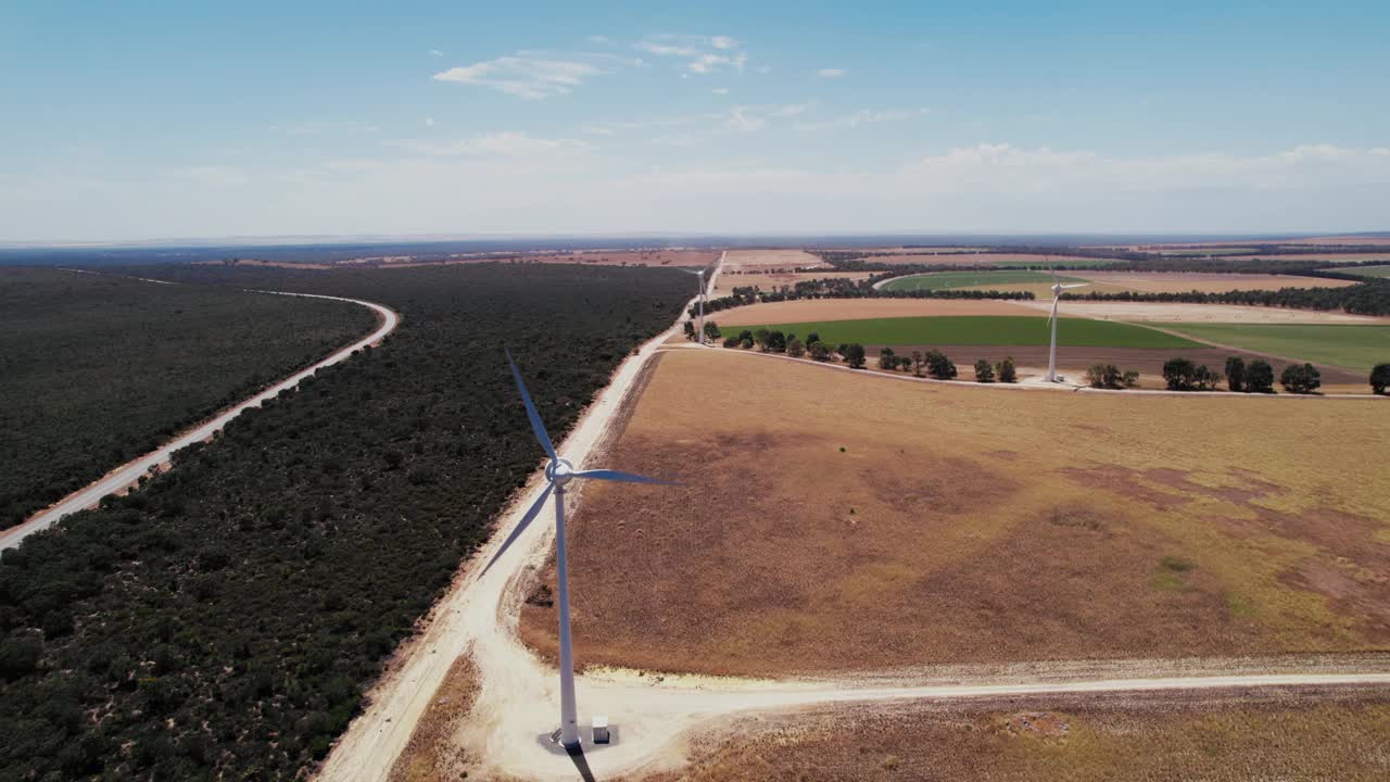澳大利亚广阔乡村的风力涡轮机视频下载