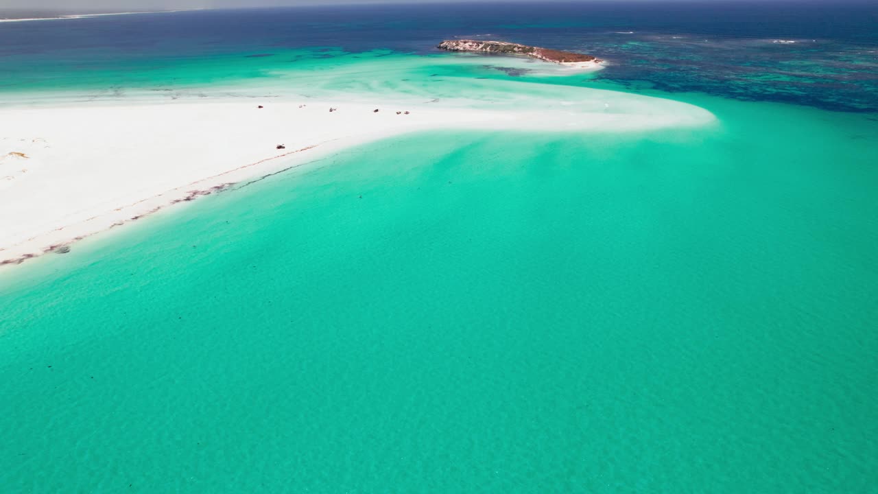 珊瑚沙滩和蓝色清澈的海水视频下载