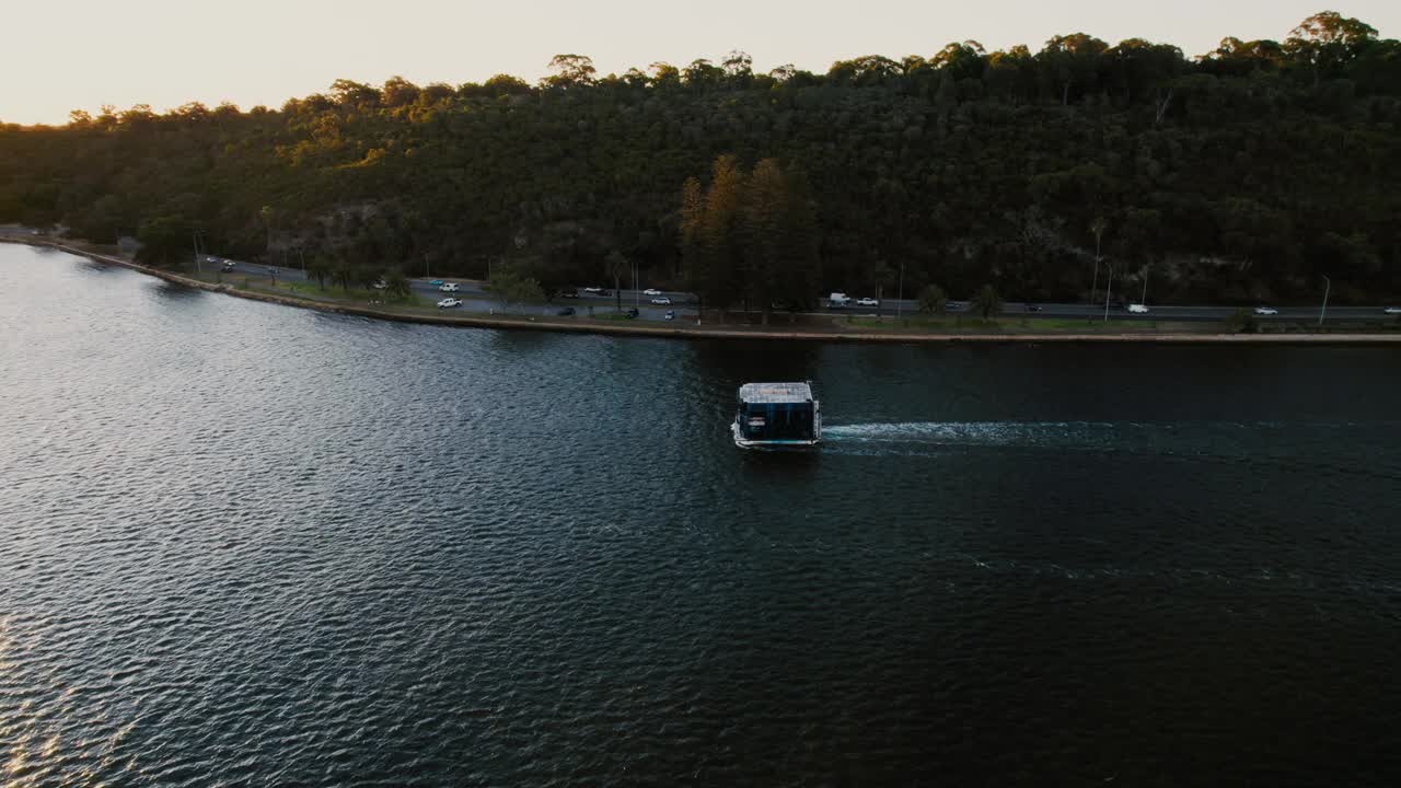 河上漂浮的餐厅视频下载