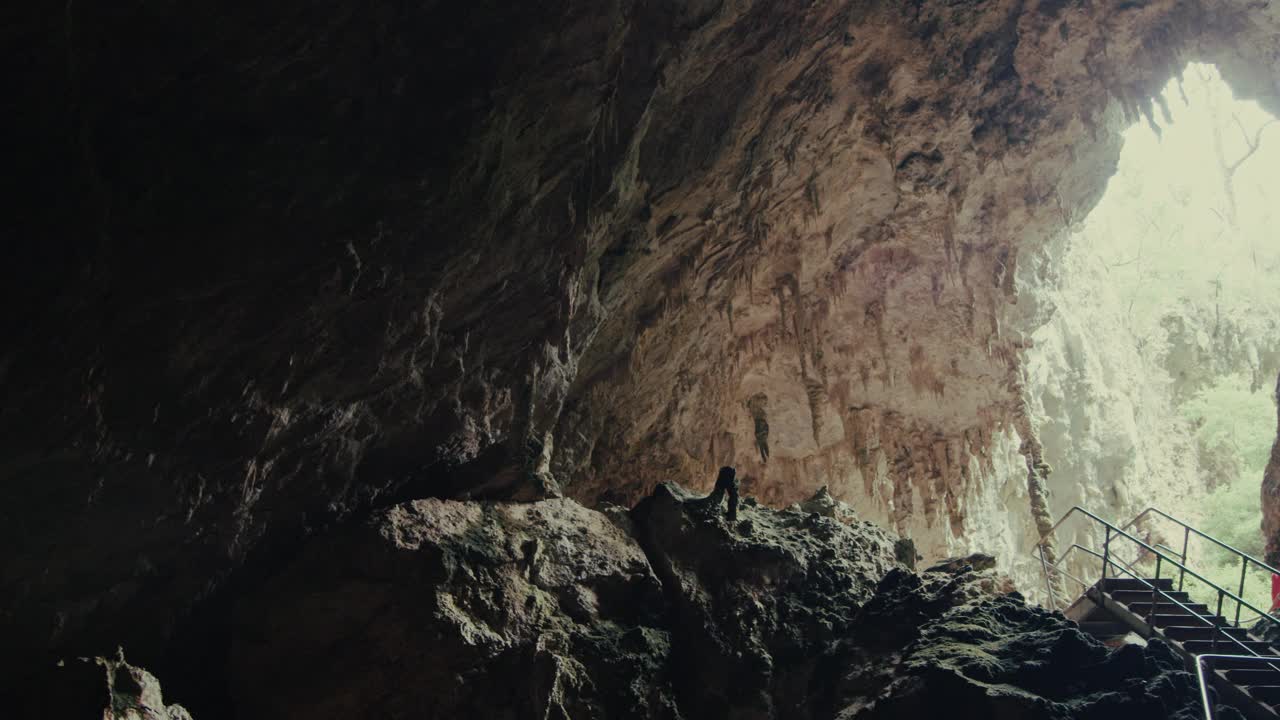 迷人的洞穴内部视频下载