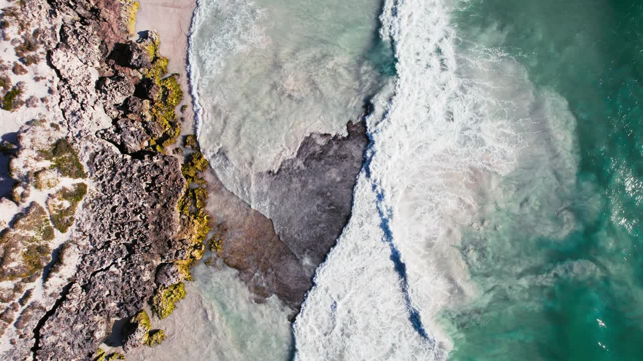 航拍史诗般的海岸线上强大的海水视频下载