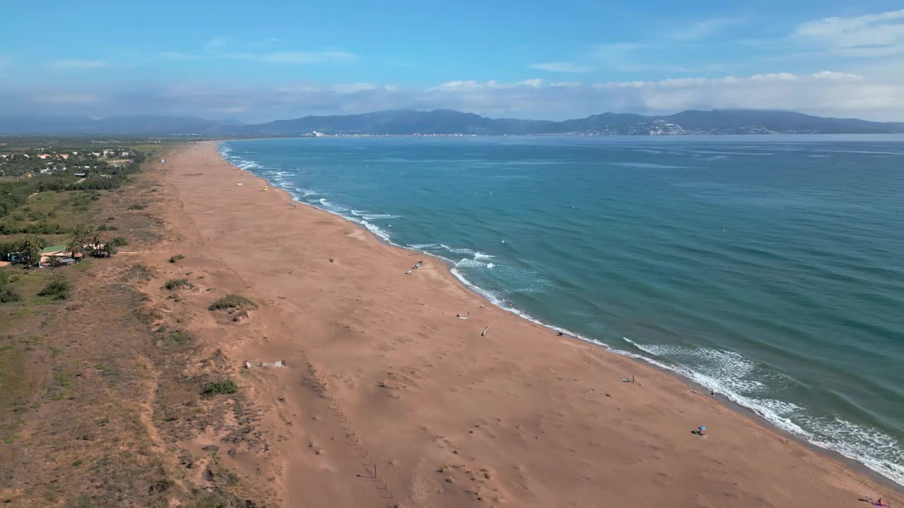 海浪冲击空旷海滩的鸟瞰图视频下载