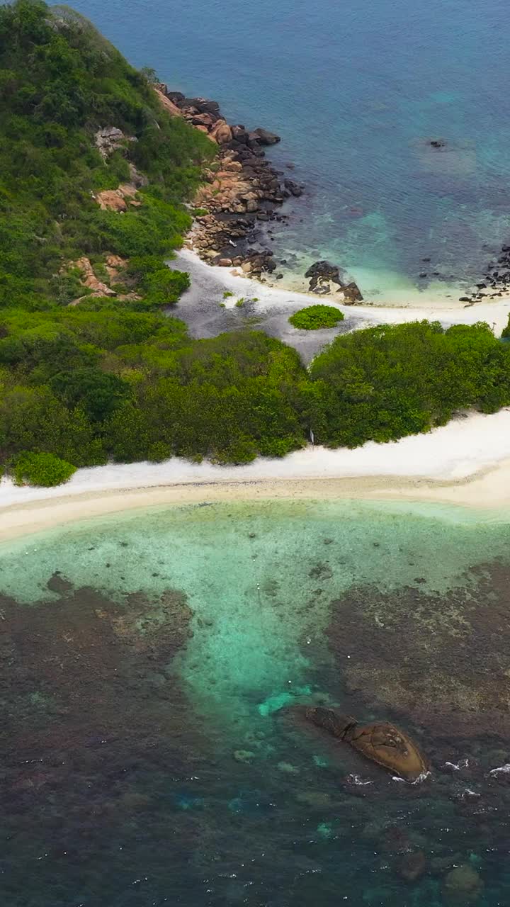 从上面俯瞰热带鸽子岛。斯里兰卡。视频下载