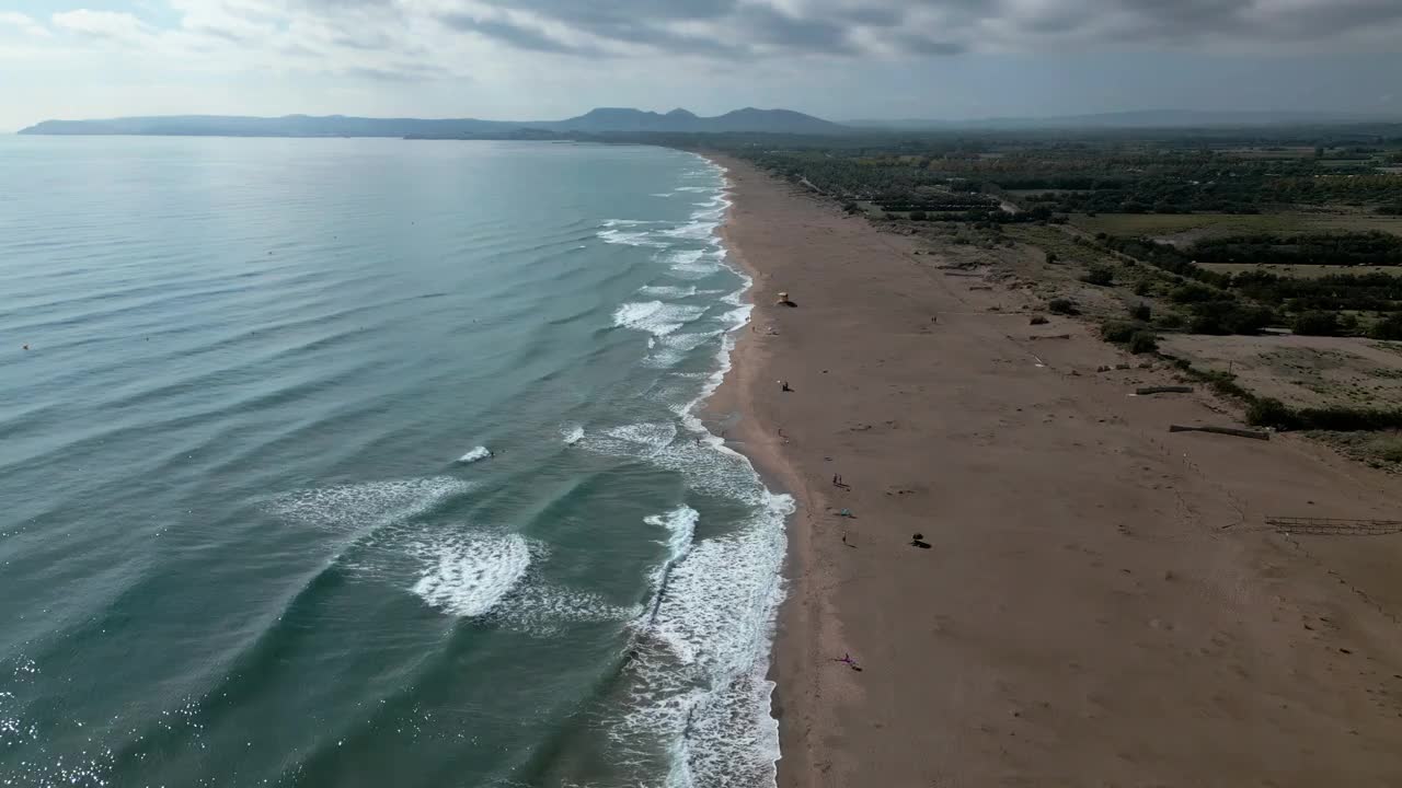 海浪冲击空旷海滩的鸟瞰图视频下载