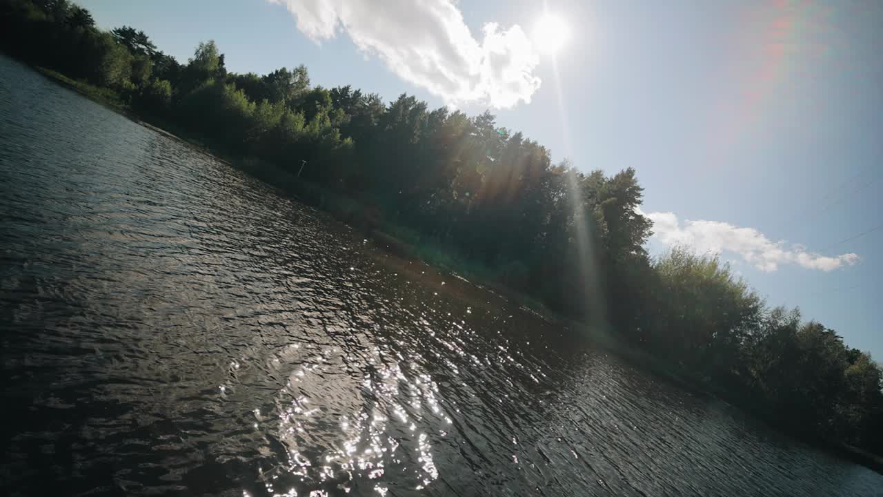 阳光下湖面的酷照。在水面上的一次美妙的散步视频下载