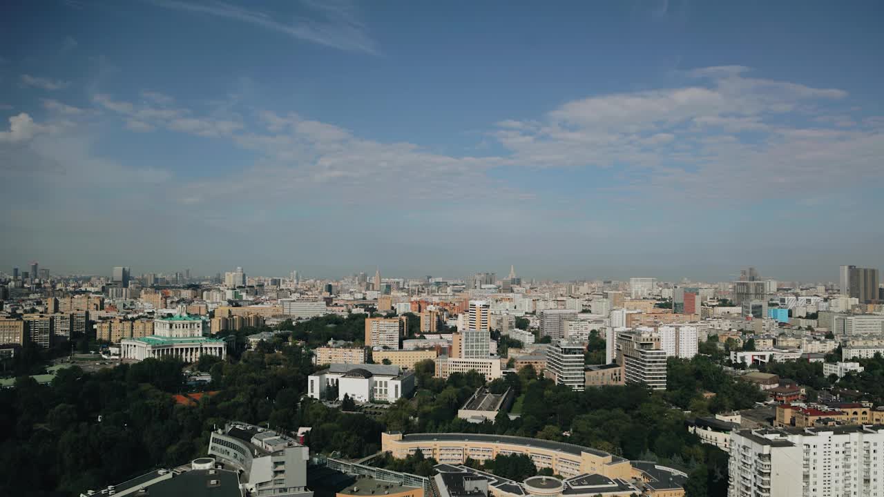 从高处俯瞰这座大城市的美丽景色。拍摄于一个阳光明媚的夏日。宽阔的视野视频下载