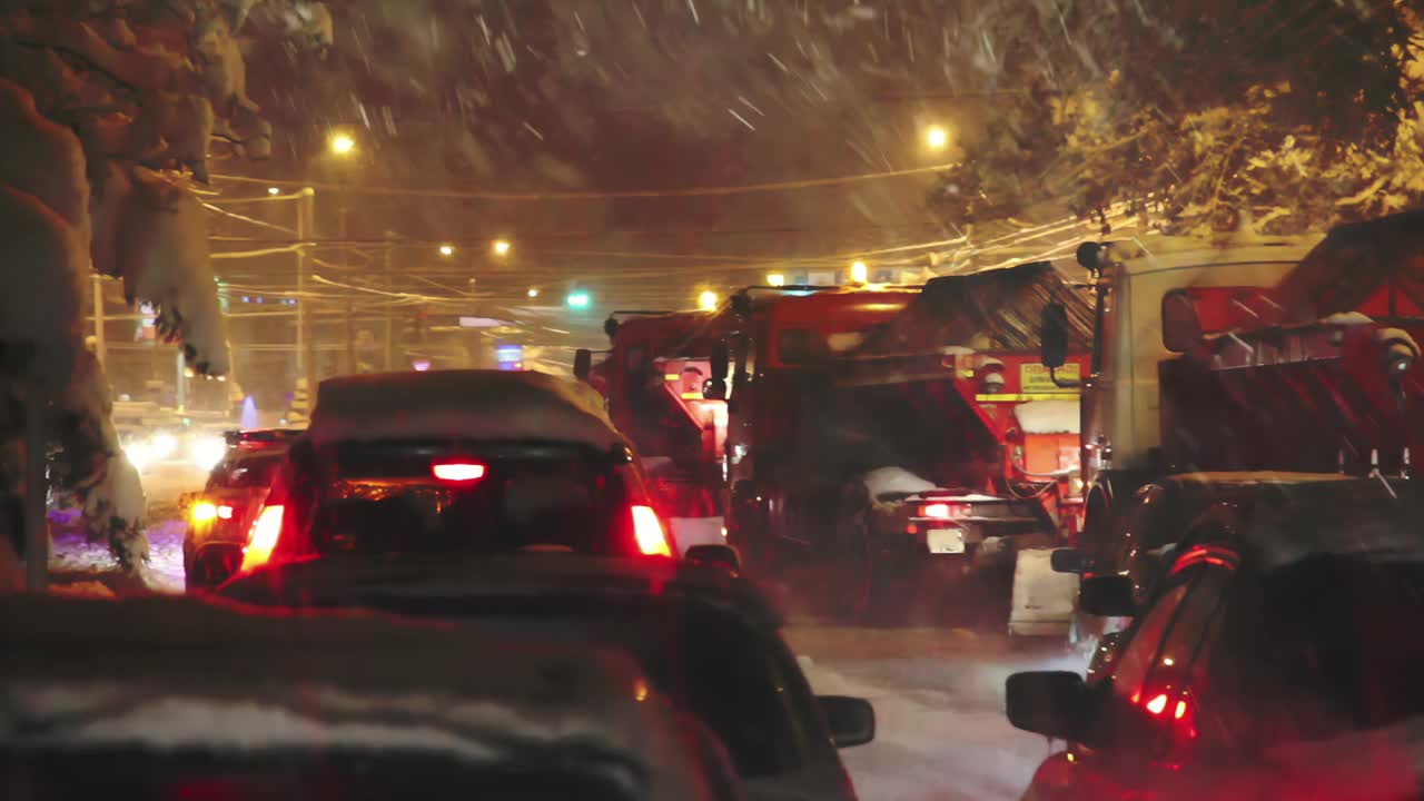 暴风雪导致道路塌陷视频下载