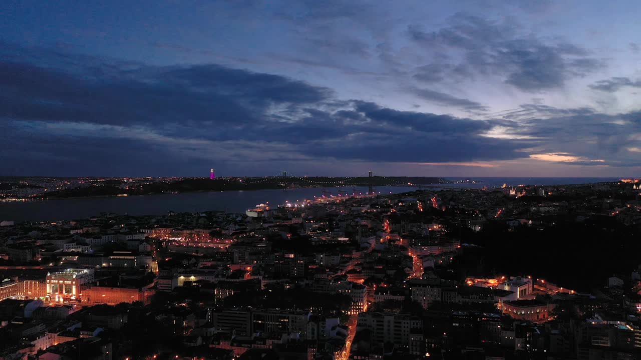 里斯本夜景和塔霍河。蓝色的小时。鸟瞰图视频素材