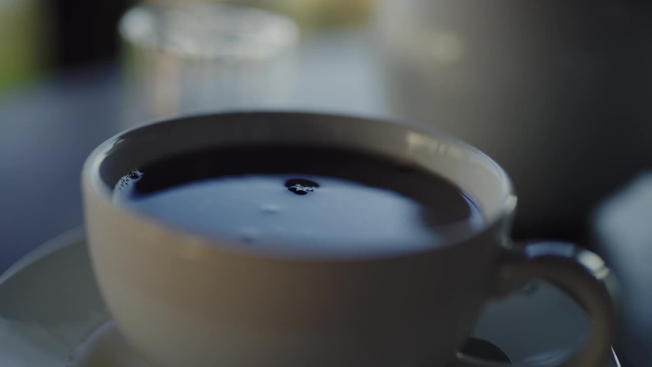 碟子上的一杯咖啡视频素材