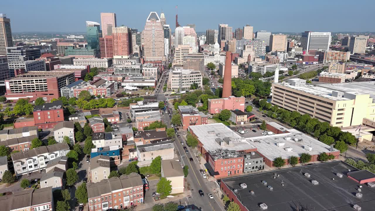 凤凰射击塔和商业中心在马里兰州巴尔的摩的工业城市景观中拔地而起。航拍镜头与平移相机运动视频下载